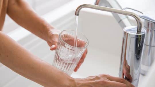 Une eau fraîche et saine à chaque goutte : Purificateur de robinet pratique
