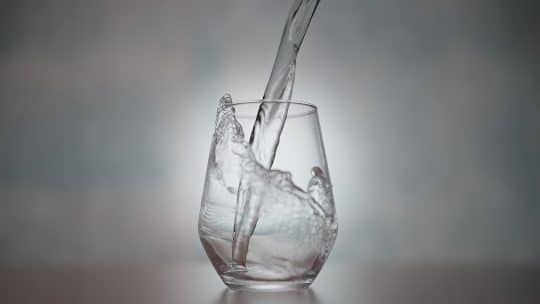 Peut-on boire de l&rsquo;eau pétillante sans prendre de kilos ?