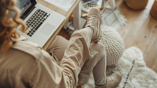 Peut-on travailler avec une botte de marche ? Conseils et précautions