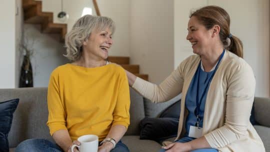 Pourquoi opter pour une aide à domicile pour vos proches retraités ?