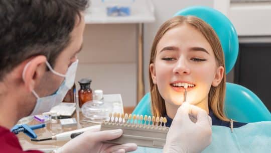 Quelles solutions privilégier pour corriger les imperfections dentaires ?